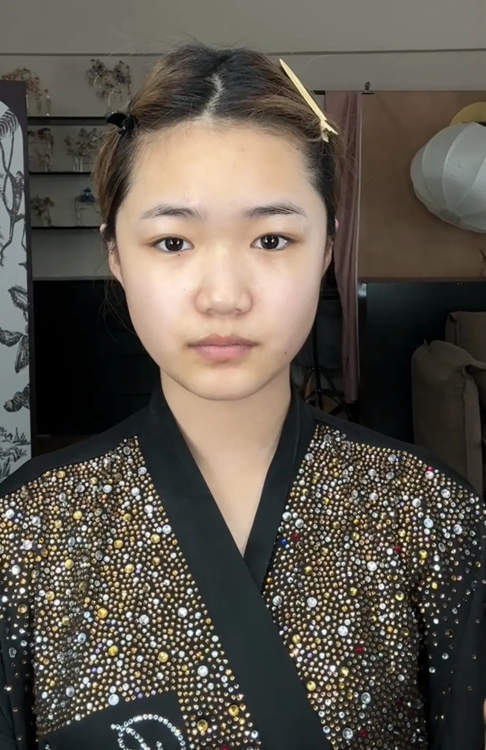 妆只有怼脸拍才能看清楚。