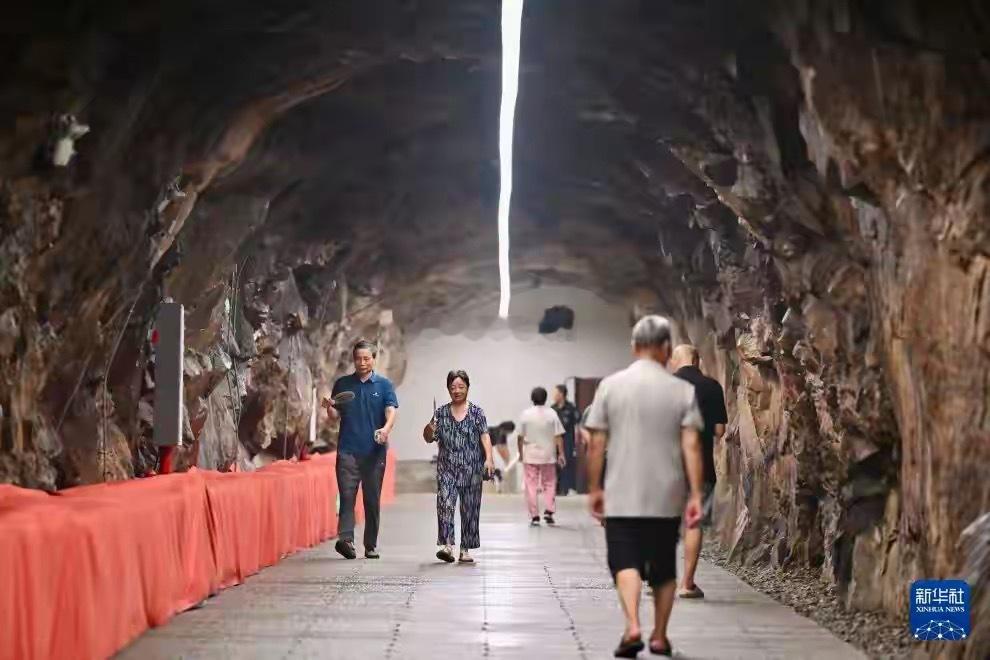 暑热高温，福州新投用的梅峰慢行隧道、修缮焕新的乌山防空洞，变身为市民家门口的共享