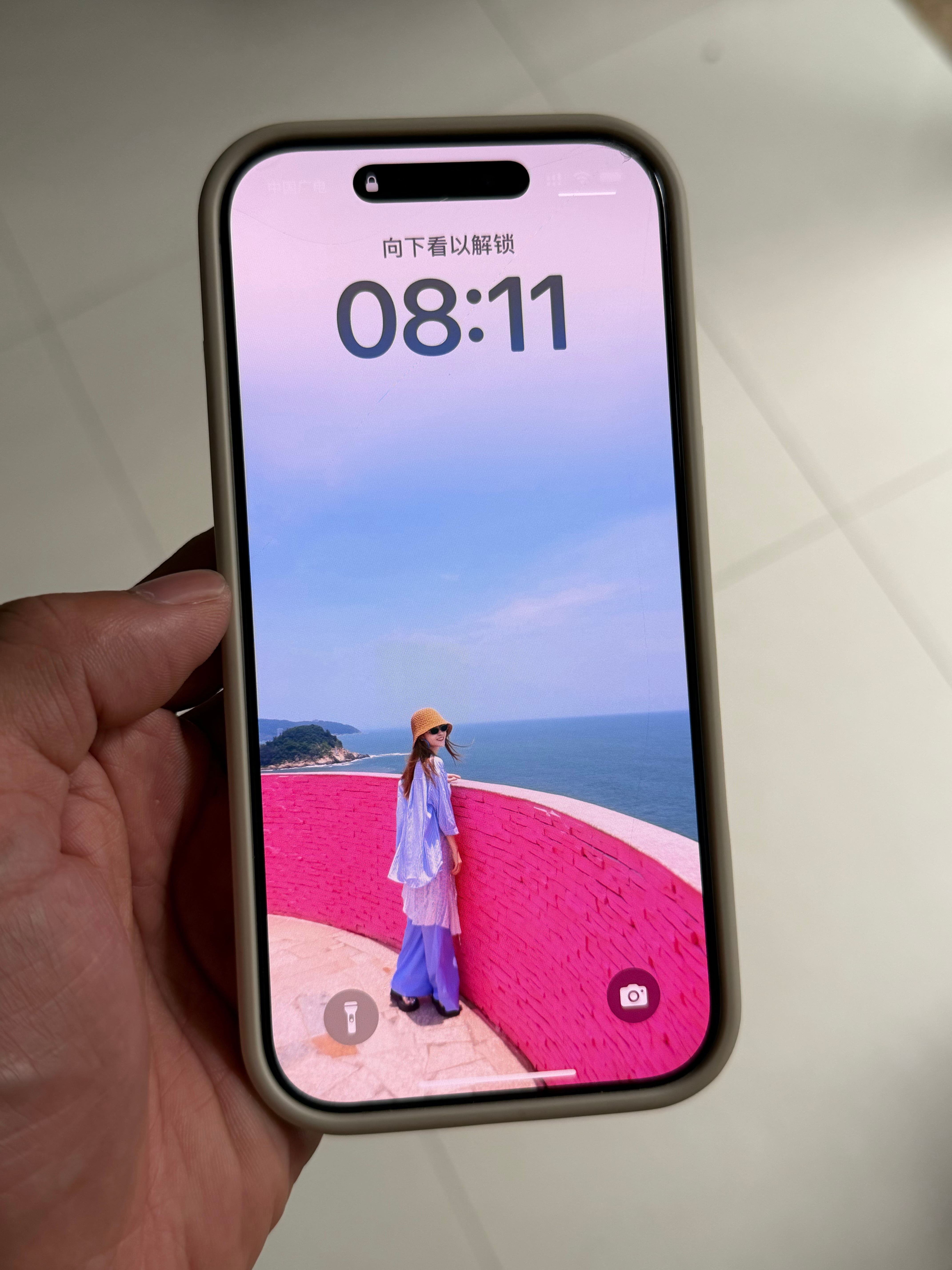 老婆的iPhone 16 Pro（白色钛金属）膜又摔裂了，赶紧给她换张新的。顺便