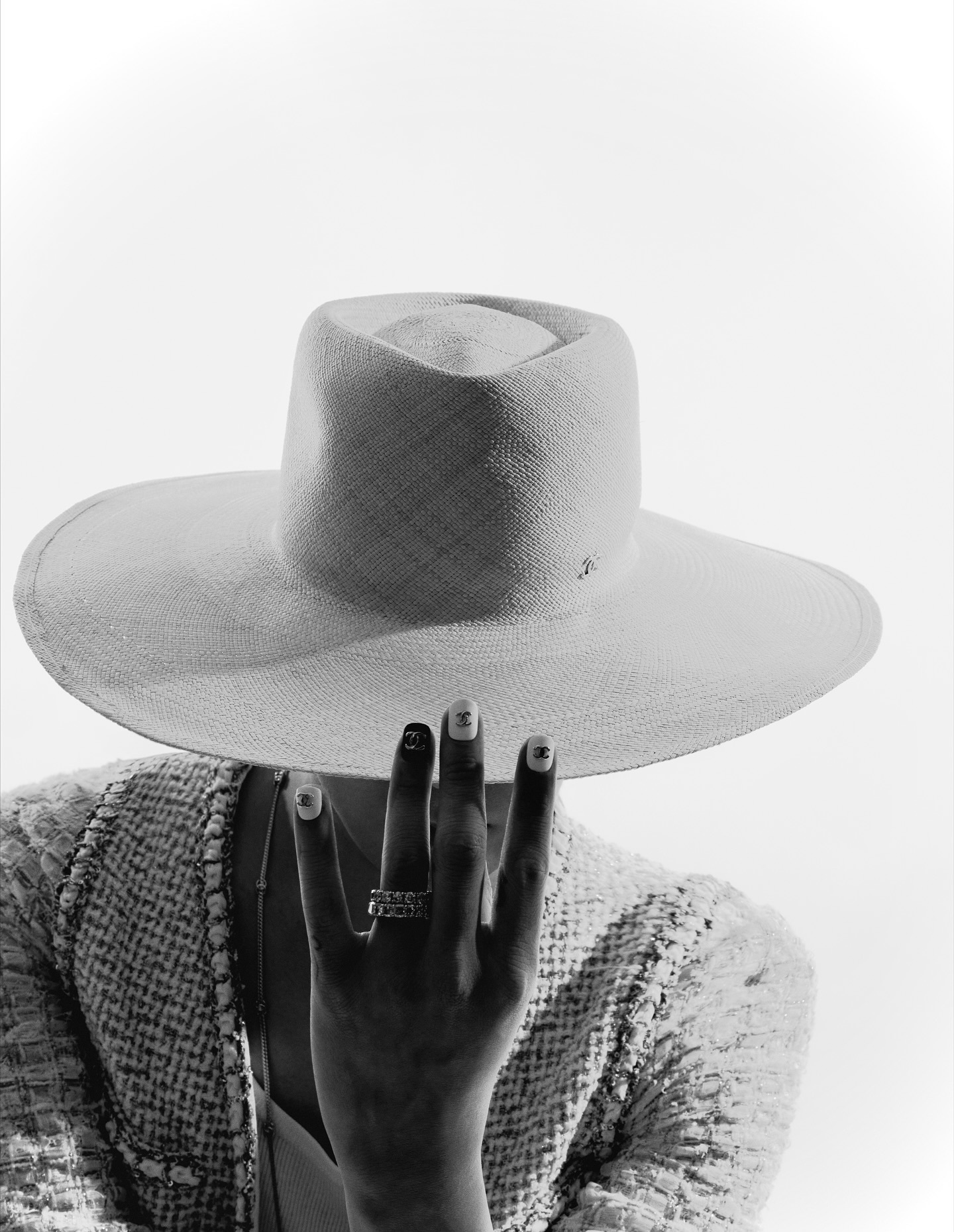 权志龙 x CHANELW Korea 十一月刊封面大片，GD对服装的驾驭能力真