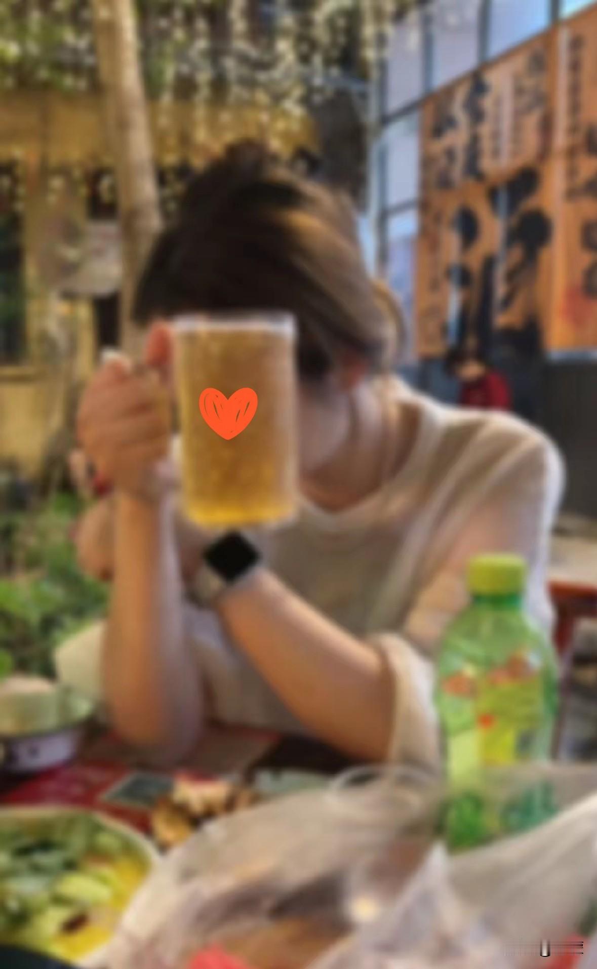 我的表妹出轨被她老公逮到了。
打那以后她老公就不碰她了。都半个多月了，她实在忍不