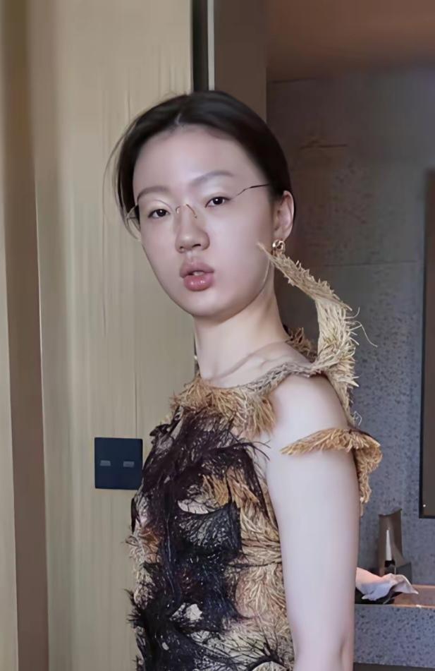 这小眼睛，差点看成周冬雨！
看了第二眼、第三眼，回过神来了，周冬雨是绝对的美女，