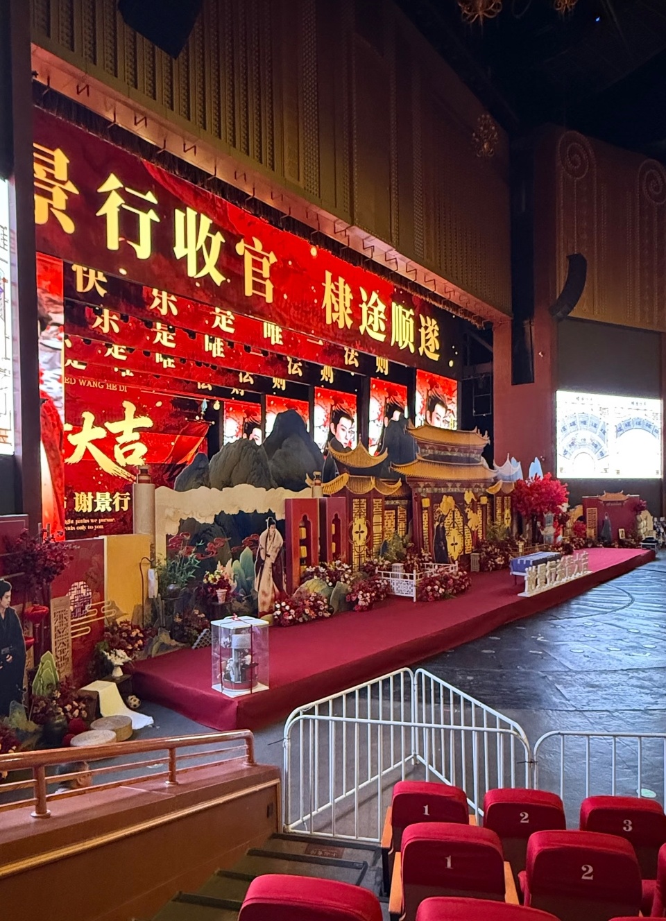 孟子义给王鹤棣开香槟变泼水了王鹤棣将门独后谢景行杀青快乐！王鹤棣的演技驾驭跨度超