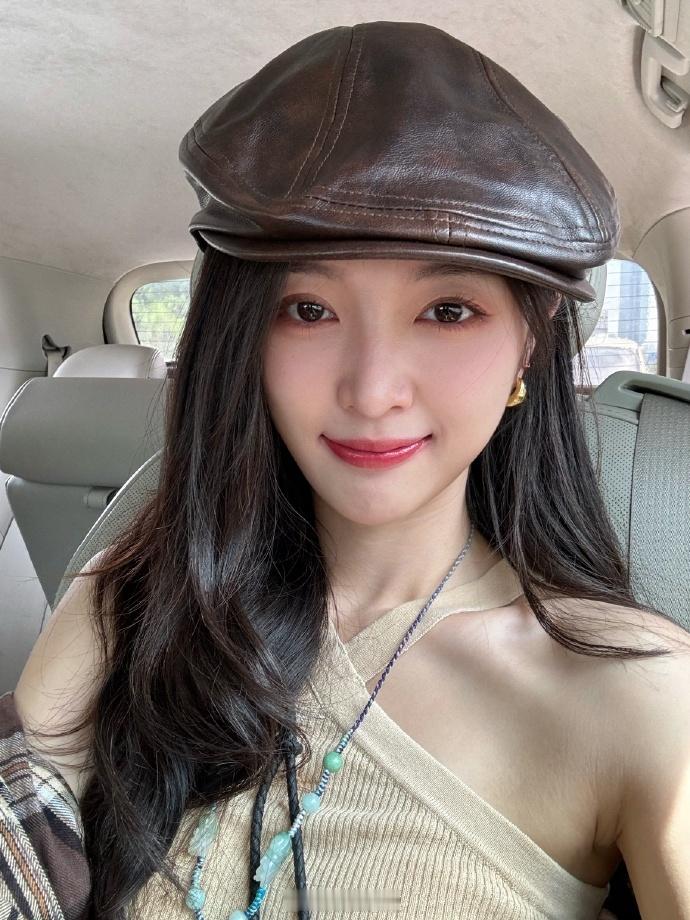 #吴宣仪多巴胺plog# ​​​#吴宣仪漫画感剪影# ​八月落幕，吴宣仪用多巴胺