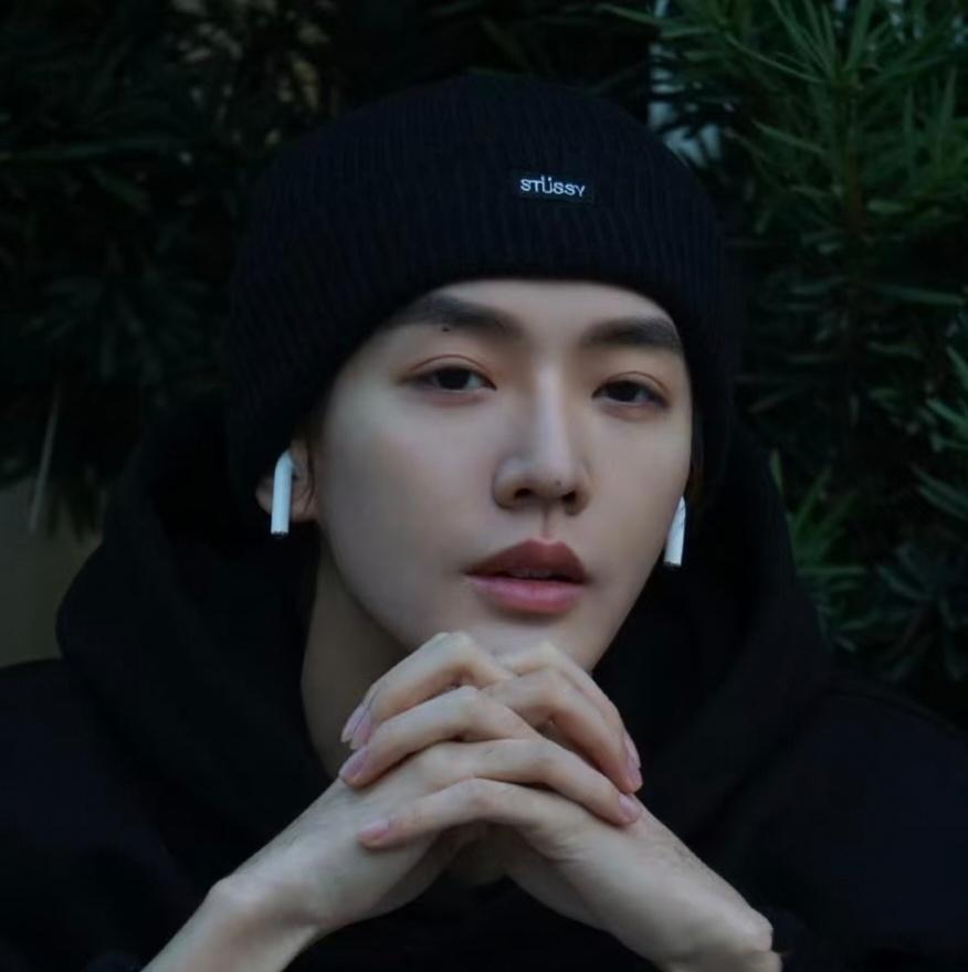 邓为 邓为的五官每一处都绝妙，组合到一起更是神颜，谁懂在屏幕上看到他的治愈跟幸福