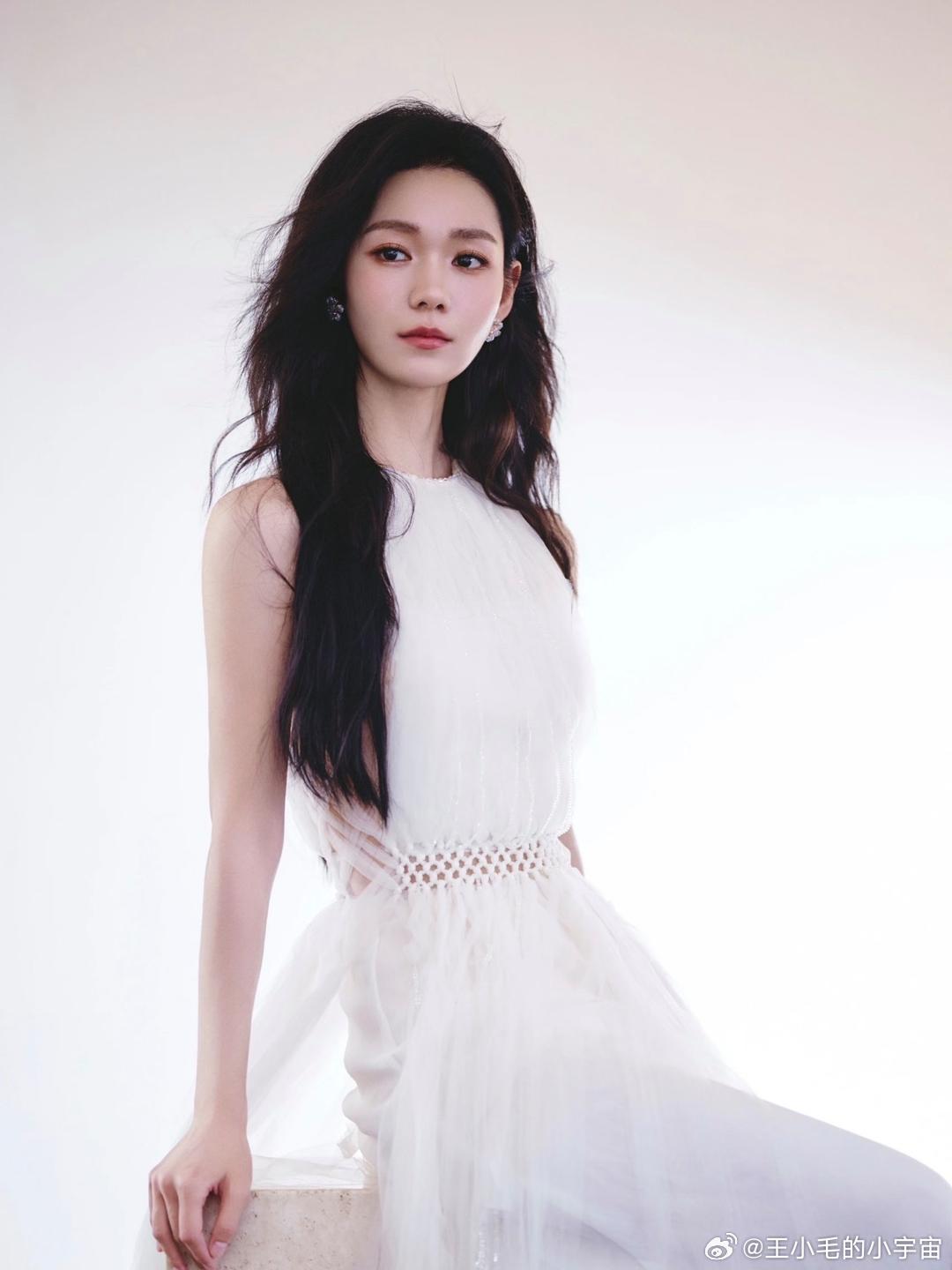 段奥娟直接从《创造101》时期的106斤，一路干到了84斤，直接暴瘦22斤!她到