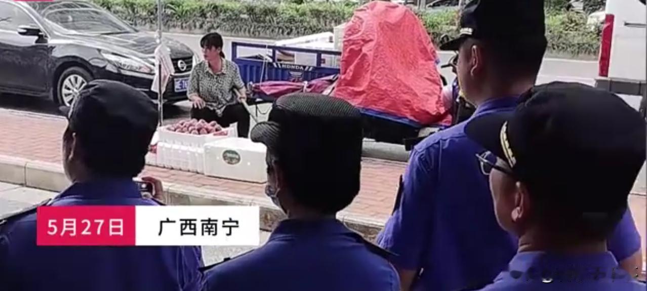 广西南宁，一摊贩长期占道经营，城管来到后对其进行劝离，不料，摊贩情绪激动，下一秒
