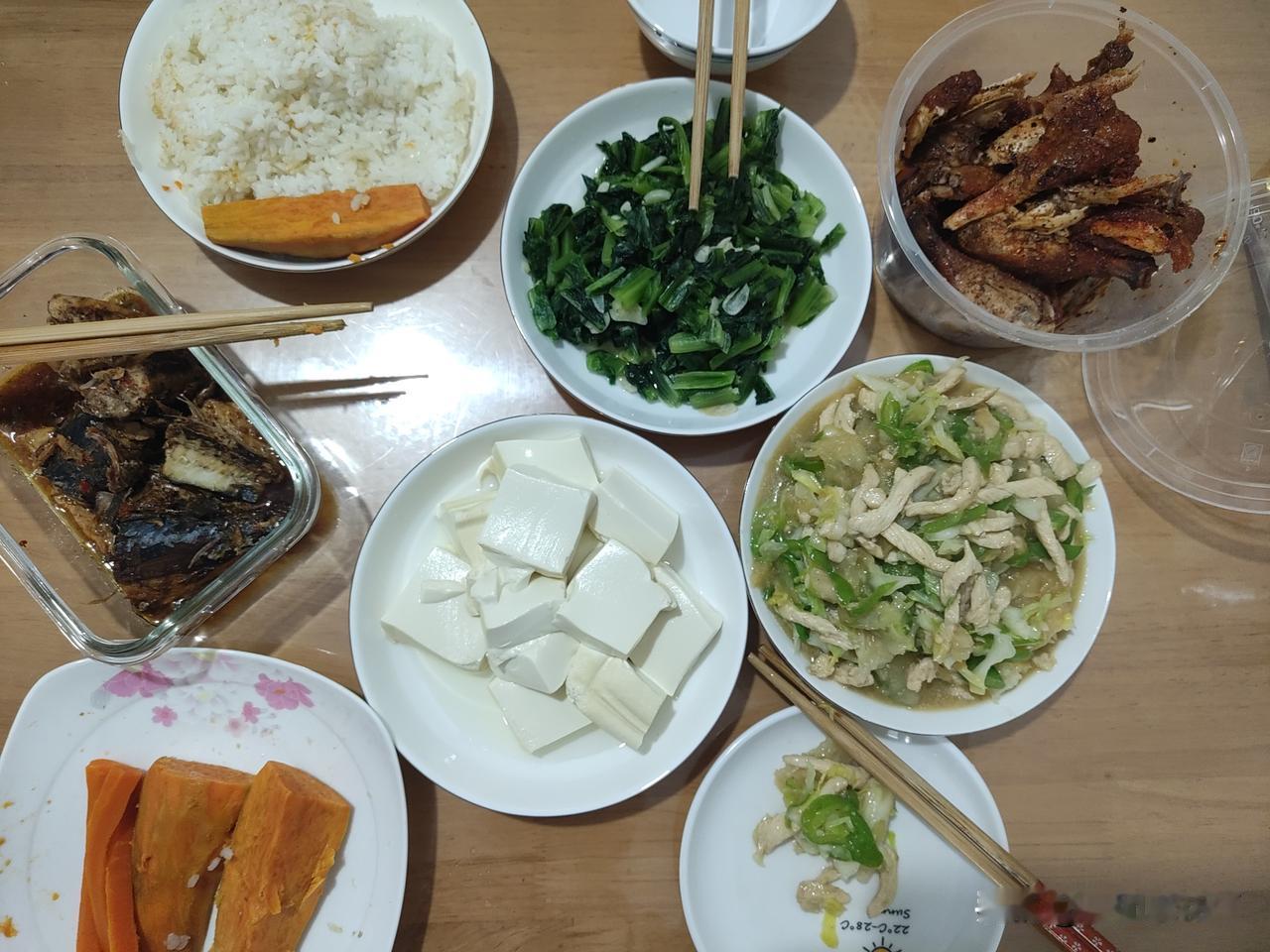 今天中午荤菜只有鲭鱼。
还是上次烧的鲭鱼，没人吃，冻起来了，今天拿出来继续吃。不