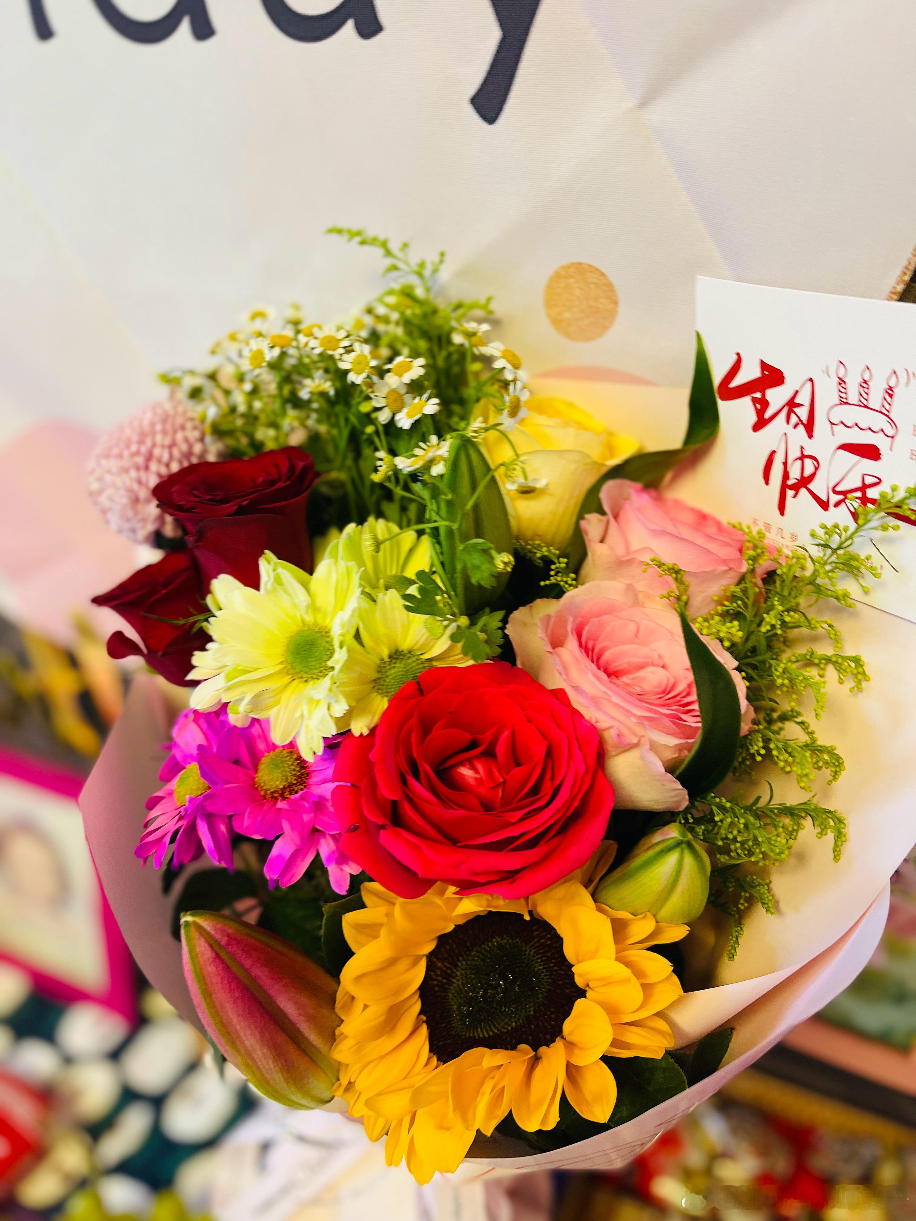 辰辰的12岁生日，邀请小伙伴来家里庆祝，能自己组局了，姐妹几个在班级人送外号“草