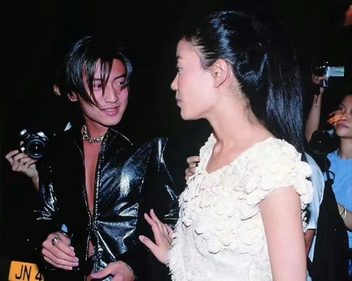 谢霆锋 叫王菲才理人这么多年了我们锋菲恋真的是稳稳的很幸福哇 