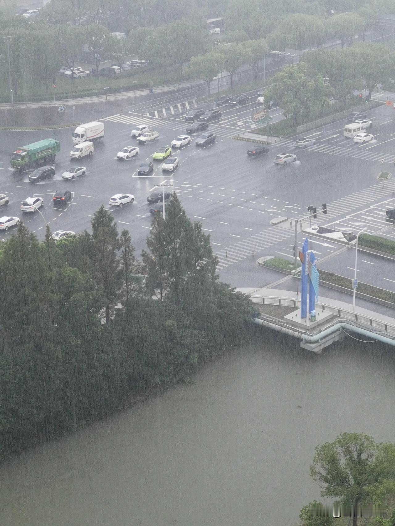 昨日午后，又是一阵急促的雨落倾城。

在窗边俯瞰这个繁忙的十字路口，车水马龙在湿