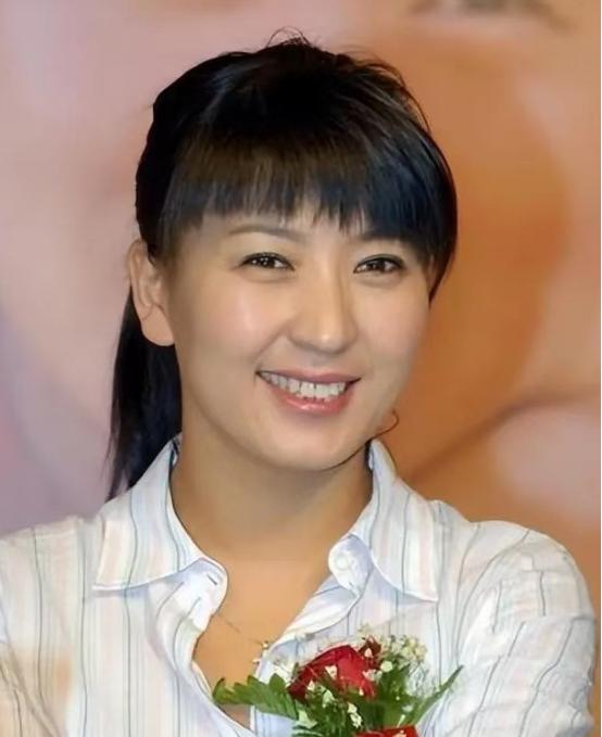 “我们不要孩子吧。”45 岁的闫学晶二婚怀孕，丈夫马明东看着诊断单说出这句话时，