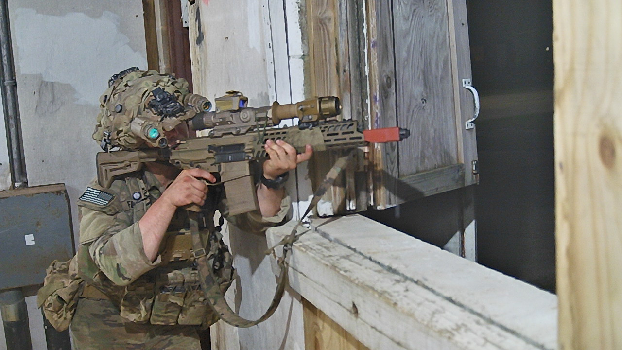 MD三等人101空降师佩戴AN/PSQ-42 增强型双目夜视镜( ENVG-B 