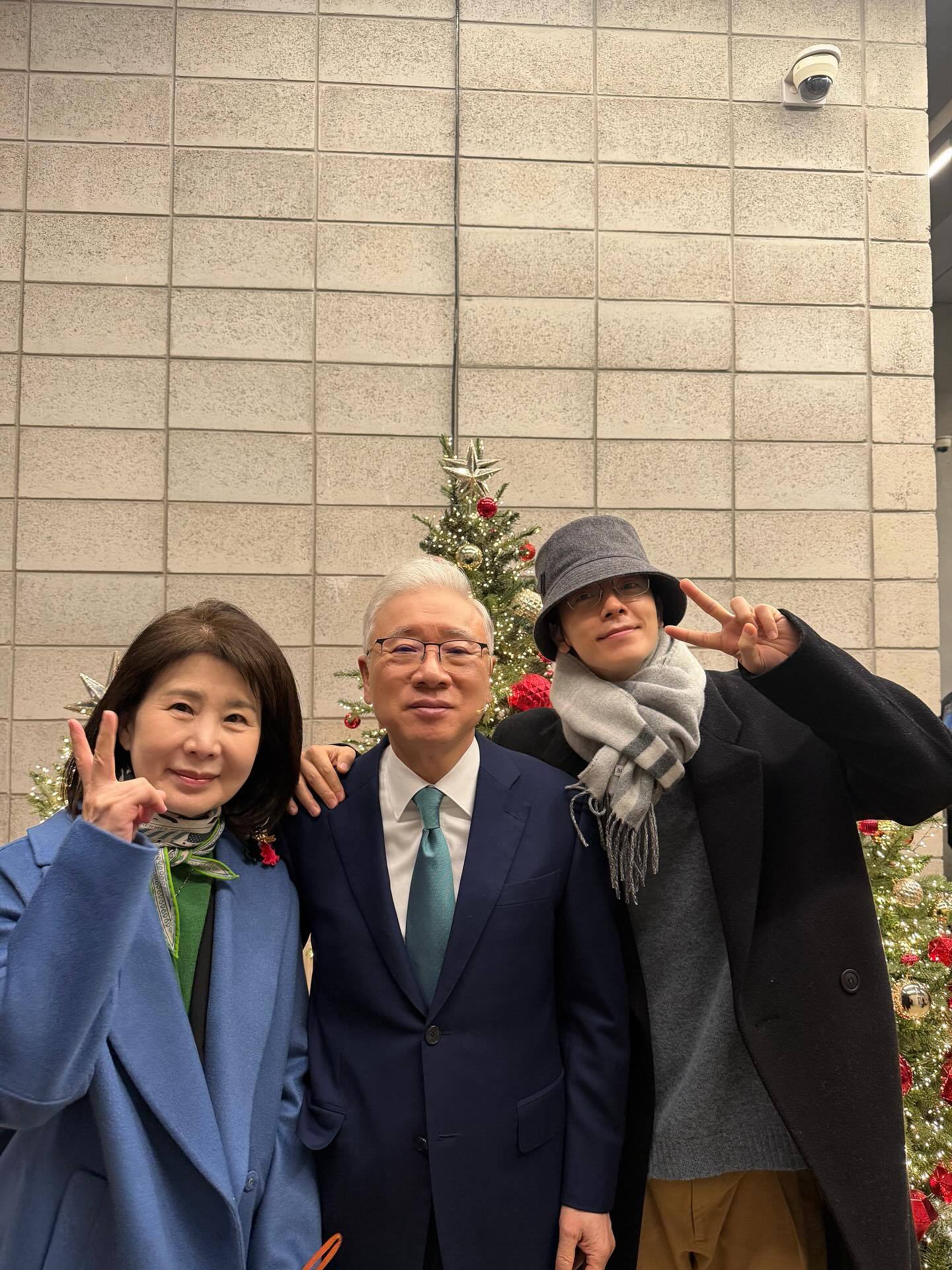 “CB百蓝_。251225李东海IG更新：🎄 Merry Christmas 