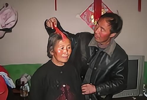 2002年，河北一教师下班途中遇见了一个聋哑老太，出于同情把她带回了家，之后老人