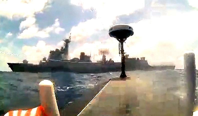 近日，美国商用无人艇在南海吕宋岛水域潜行抵近，偷拍到我052D驱逐舰影像。
从画