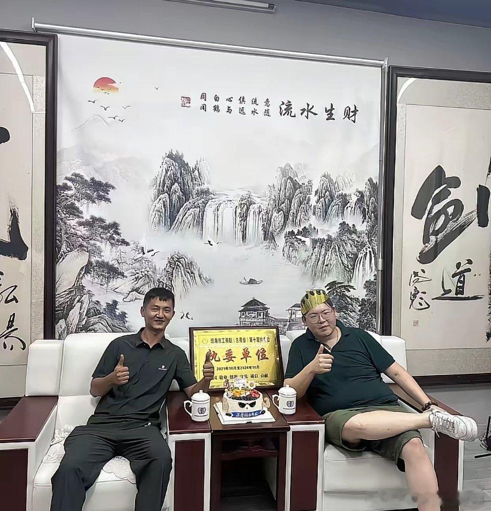 近日，向佑开通了个人账号，关注了向华强和向佐，还发视频感恩向太，可向华强没理他，