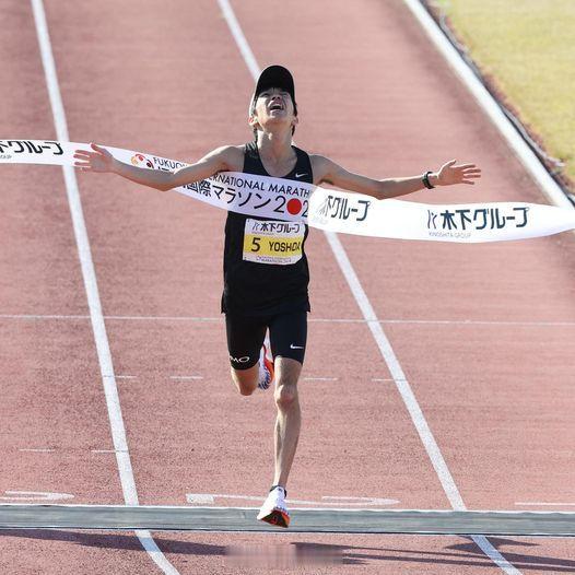2024福冈国际马拉松中，GMO的吉田佑也凭借2:05:16的夺冠成绩成为日本马