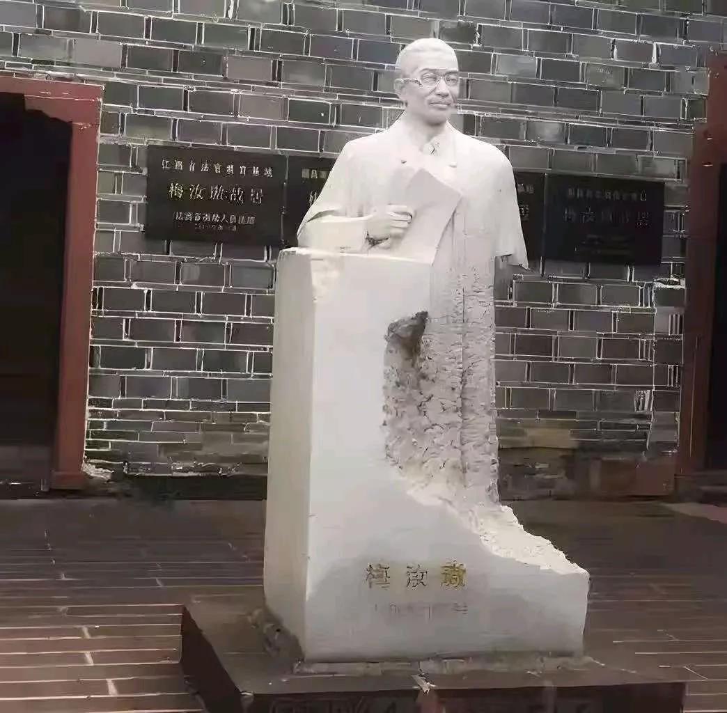 1946年东京，远东国际军事法庭预演现场，中国法官梅汝璈突然扯下黑色法袍，摔在案