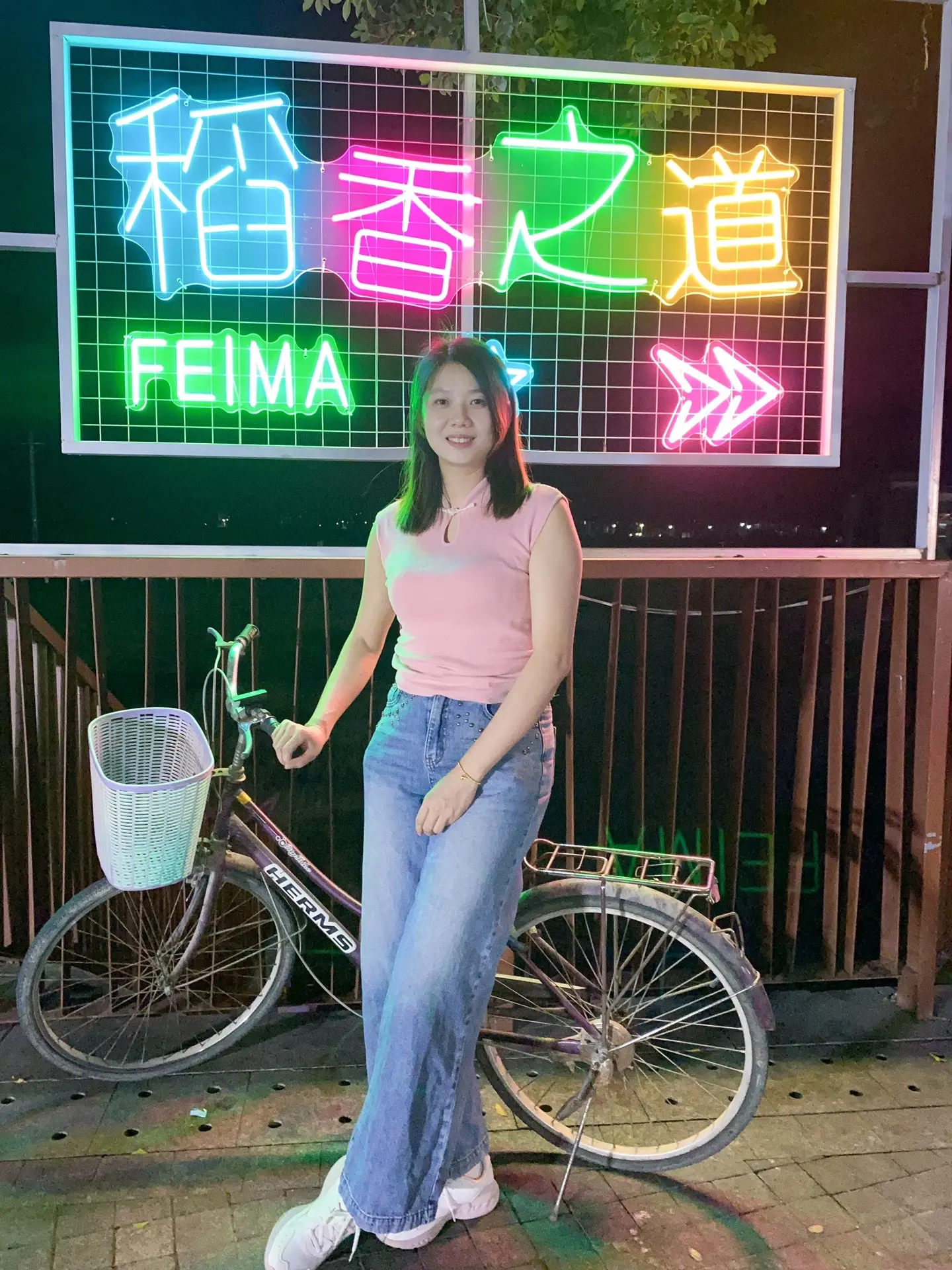 风流女人露胸露背露大腿，很多男人会赞美，我这样的女人就喜欢拍这些素雅简...