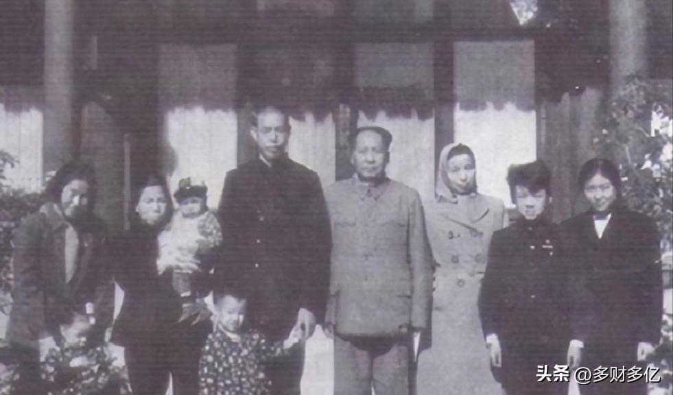 1958年主席视察抚顺点名见十弟，市委却谎称人出差了，背后真相耐人寻味
 
一九