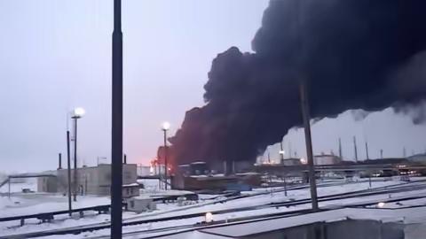 俄罗斯夜间遭到无人机的大规模袭击，当地居民抱怨无处可逃。

​雅罗斯拉夫尔的"斯