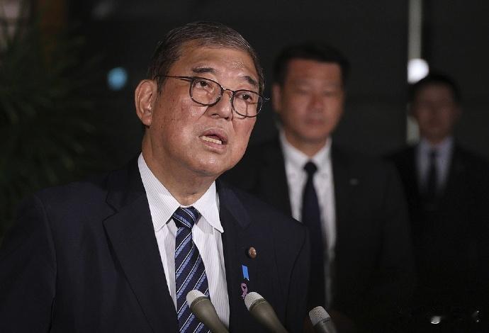 日本首相石破茂给拜登写信，要求批准日本制铁对美国钢铁的收购，果然在选举大会上睡觉