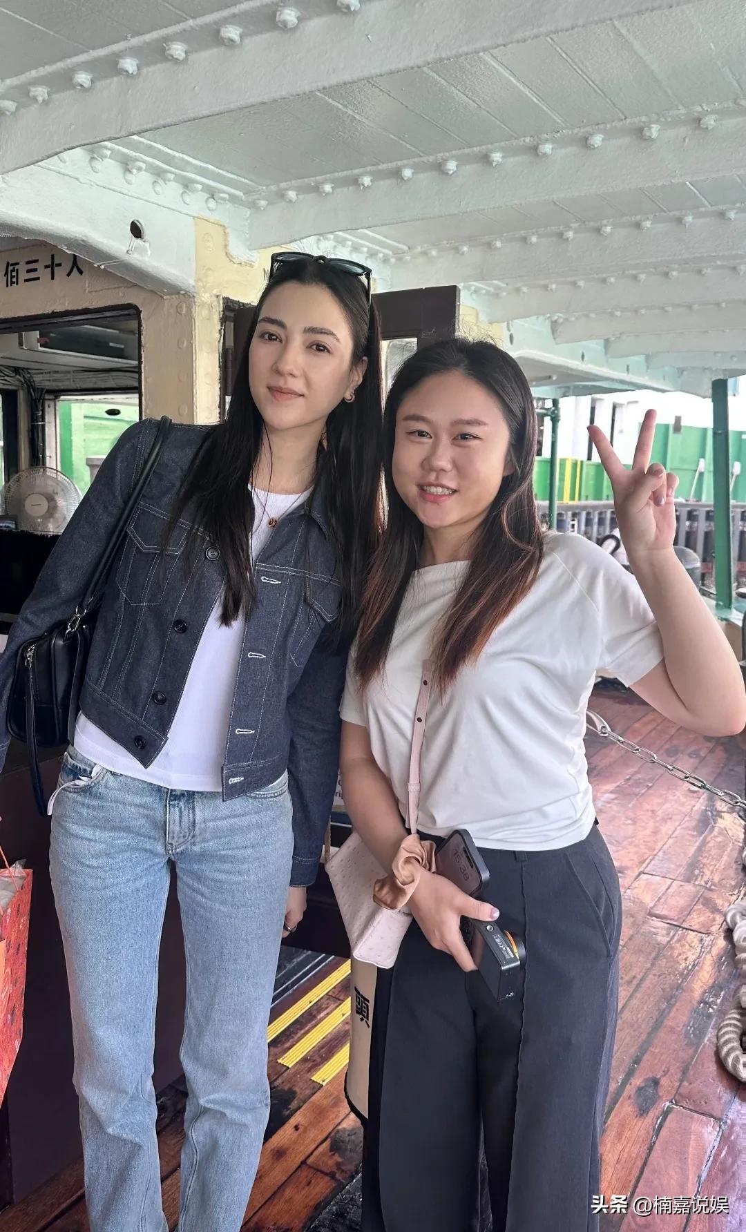 娜然现身香港维多利亚港的一艘游轮上，她有颜任性啊，居然全素颜露面。
长发披肩的她