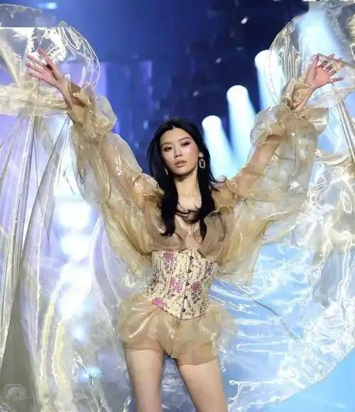 维密大秀刷屏，热度能换来多少生意？判断中国业务的变化，财报比T台更有说服力。
