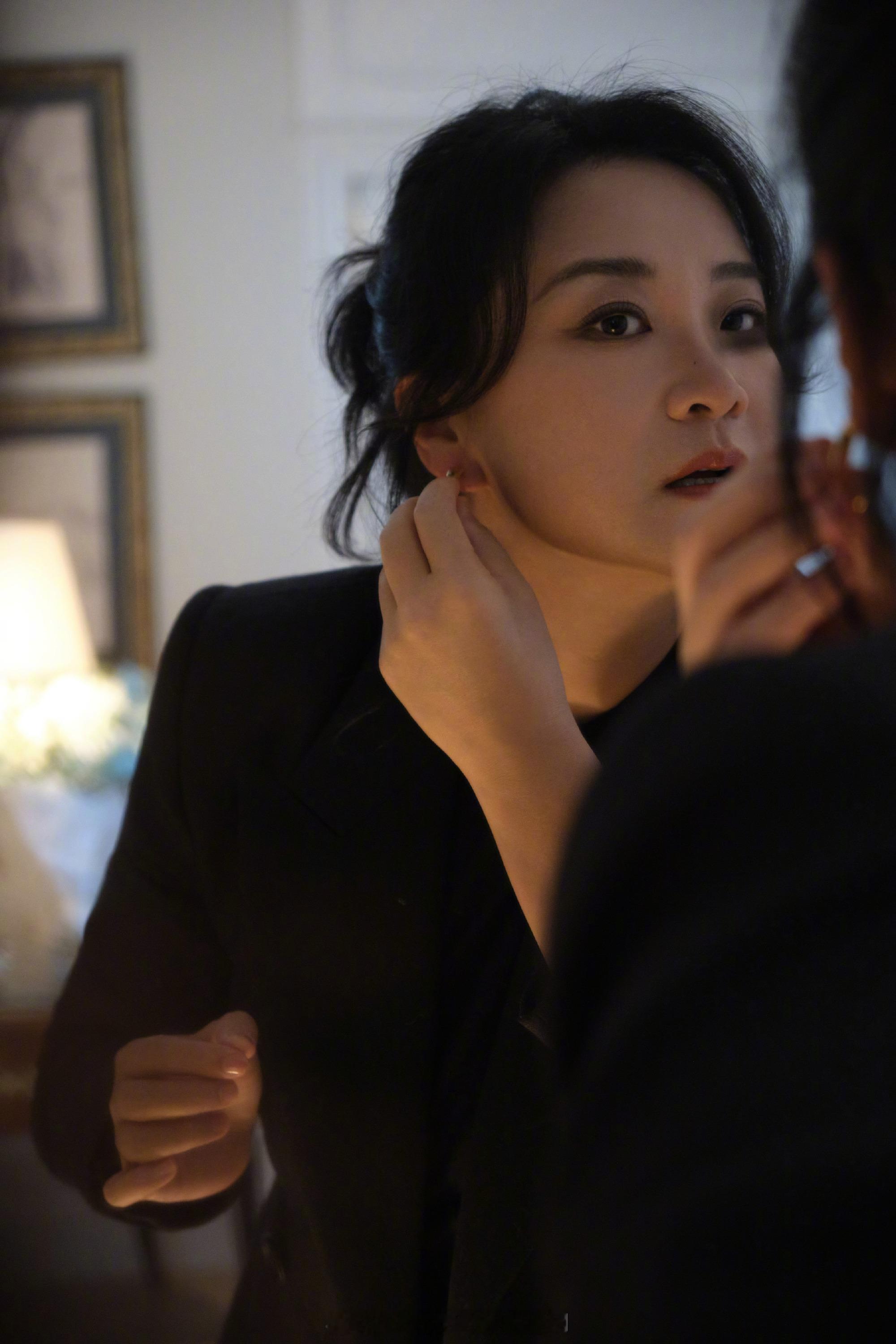 #贾玲李现同框看秀# 贾玲在 Prada 大秀上的表现太惊艳了！温暖治愈的笑容，