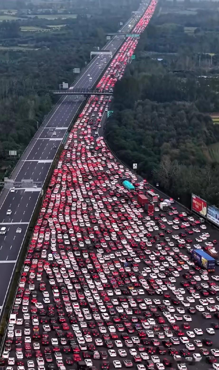 滁州市全椒县吴庄收费站，是中西部省份进入江浙沪的“东大门”
10月7号，国庆中秋