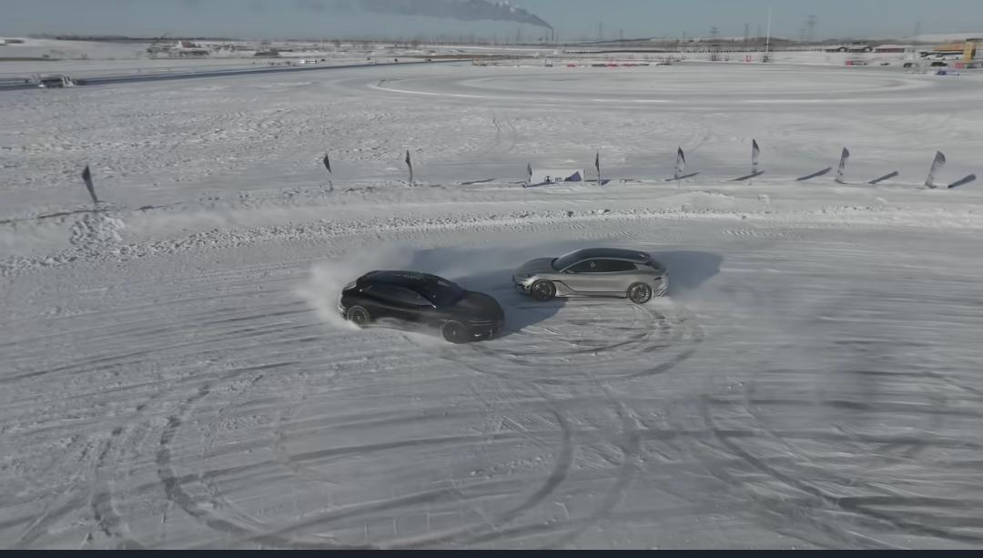 卖车也这么卷，两辆车开出了谈恋爱如胶似漆的感觉。
我都觉得这两辆车是恋爱脑了。不