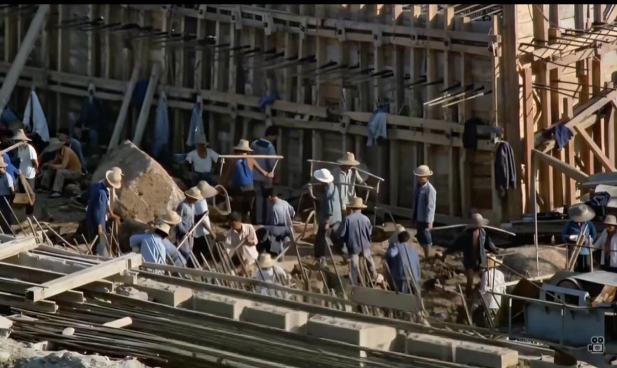 这是1981年葛洲坝建设的真实场景。
中国人民有志气！在那个肩挑背驼的时代，在一