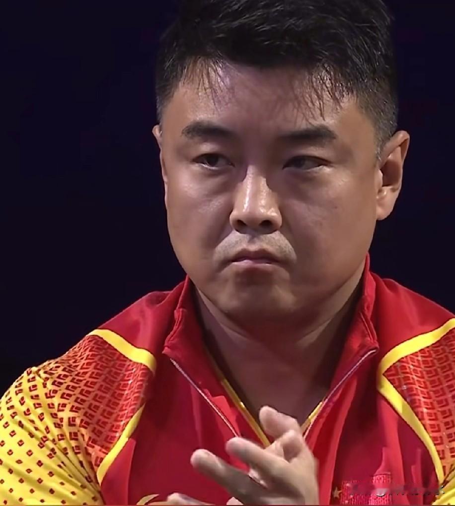 王皓这次是真急眼了，

当场吼林诗栋：“你为什么要主动退台？”

这一嗓子，隔着