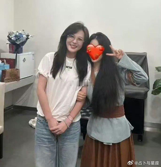 李金铭终于现身了网友偶遇李金铭 这次是网友偶遇她，把合影放出来了 