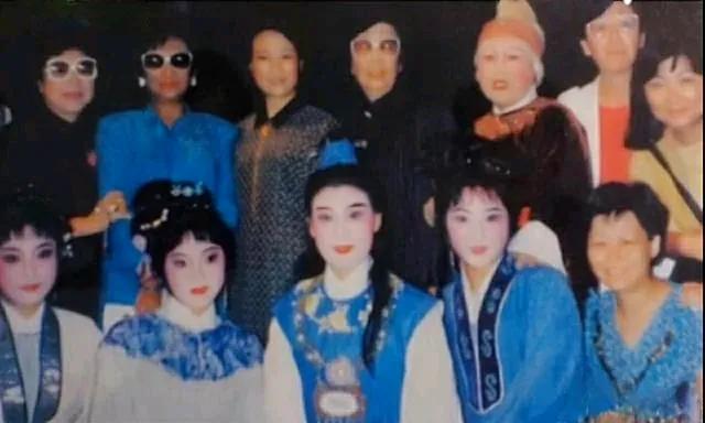 上越红楼剧团刚成立那几年
徐玉兰 王文娟率团赴泰国 新加坡演出
周宝奎 孟莉英老