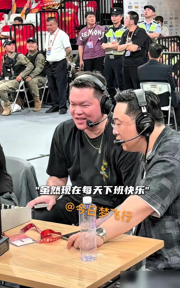 一场解说费10万，朱芳雨终于不用再装了，整个人彻底松弛下来。

卸任广东总经理没