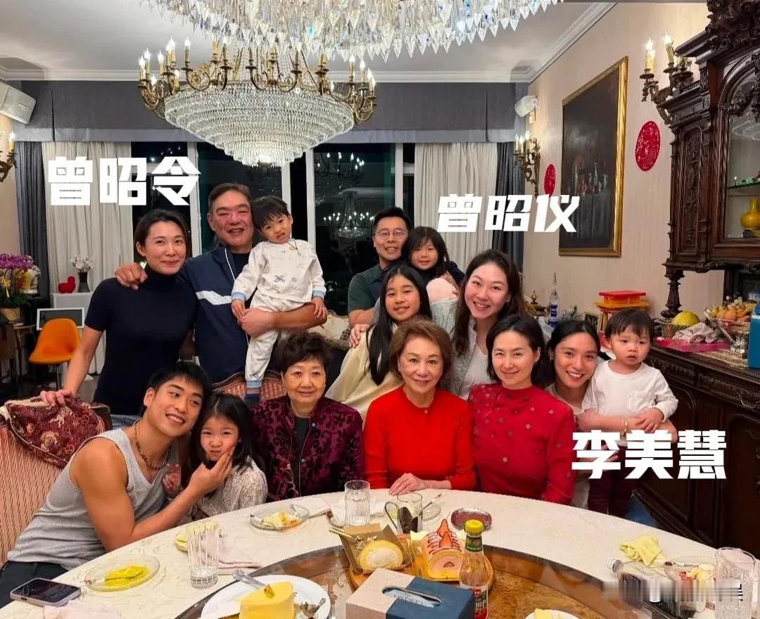 何超琼除夕夜，是跟干女儿曾昭仪一家子度过，虽说她没有亲生的女儿，但是跟几个干女儿