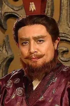 孙权晚年为何如此忌惮江东士族？因为孙权自己军事能力不行，与同时期的曹操、刘备等人