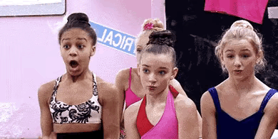 这些小姑娘是看见什么了吗？表情要这么惊讶？