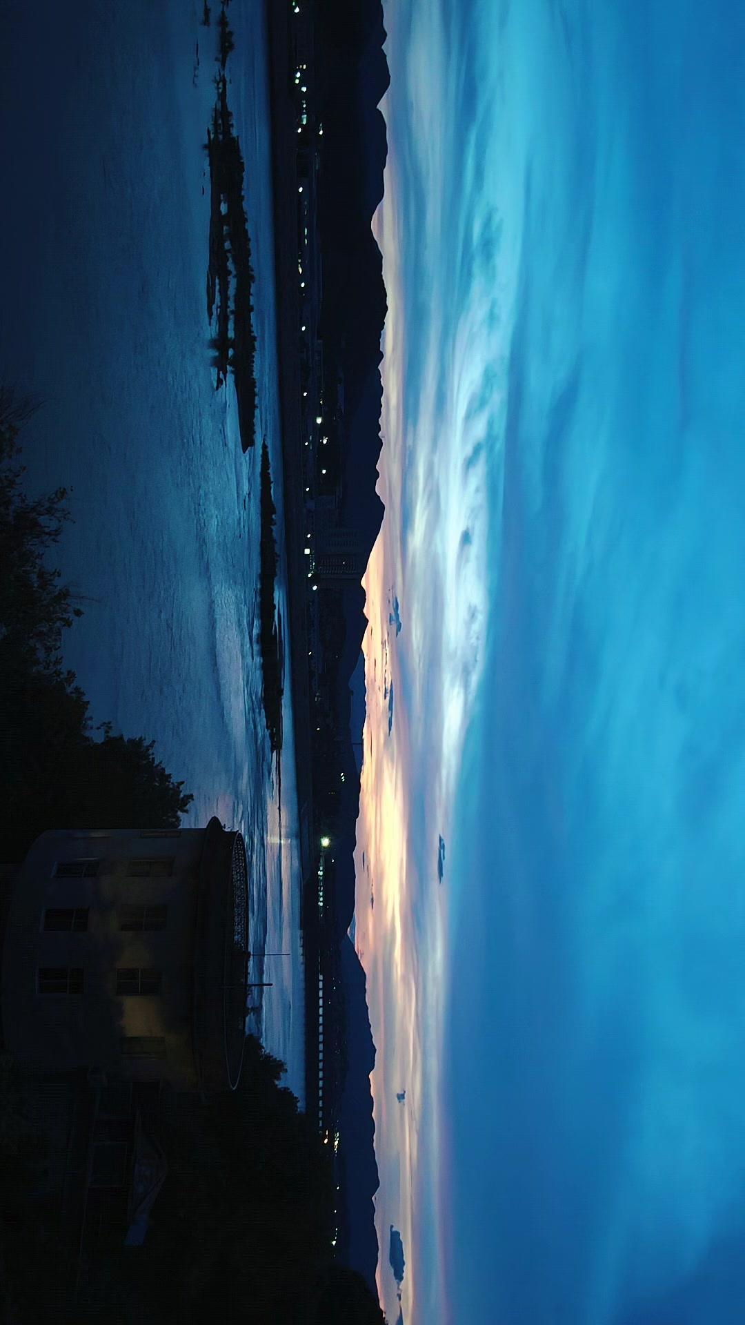 📍蓝调暮色，山城落日有多绝？🌆蓝调时刻的山城石门，像被打翻的调色盘。落日余晖