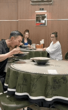 看呆对面小姐姐了