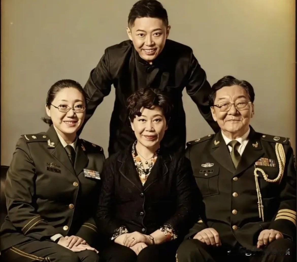 翟俊杰导演一家四口其乐融融的全家福，照片中间是其妻子张春如，旁边是女儿翟小乐，后