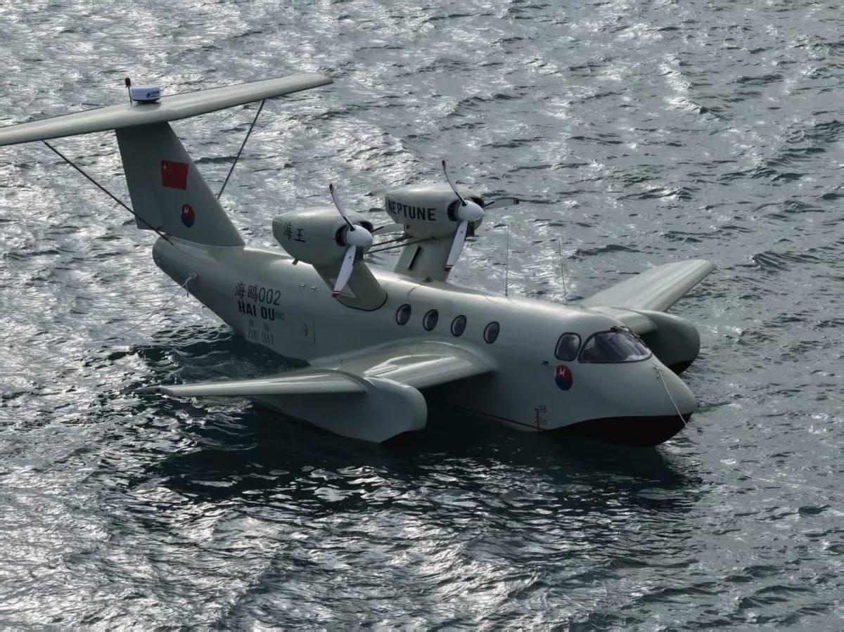 这架飞机/飞行器名为“海鸥002”，是郑州海王公司制造的一架5吨级地效飞行器，刚