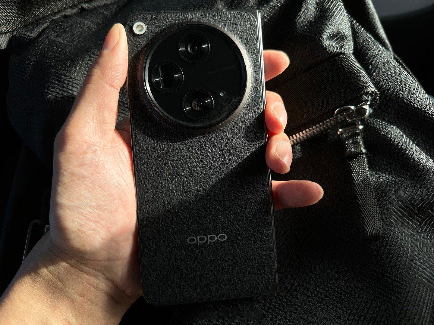 #OPPO Find N3发布会#摸了下OPPO Find N3，确实很轻，外观