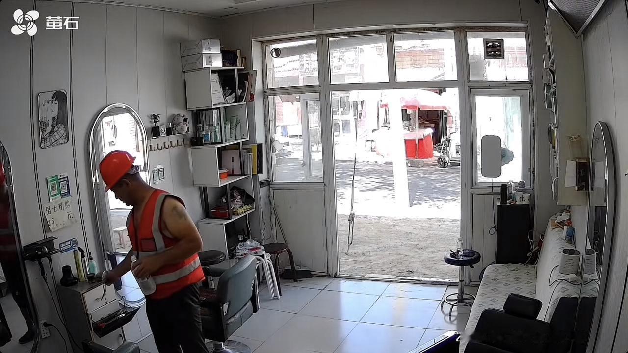 近日新疆伊犁，一位大叔就走进一家理发店，老板娘正在给另一名顾客洗头，看到有客人进