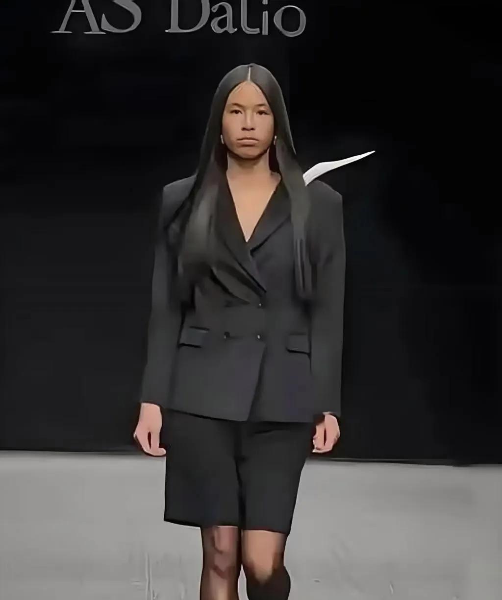 这哪是张庭女儿，这分明是一张行走的人民币。当年全网嘲她丑，说她完美避开了爸妈所有
