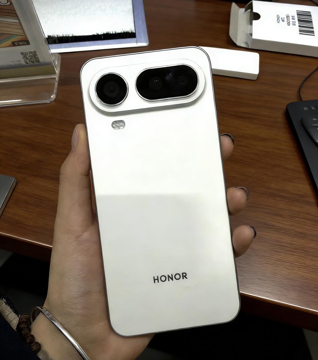 荣耀Magic8 Pro Air真机
天玑9500处理器
5500毫安时电池+8