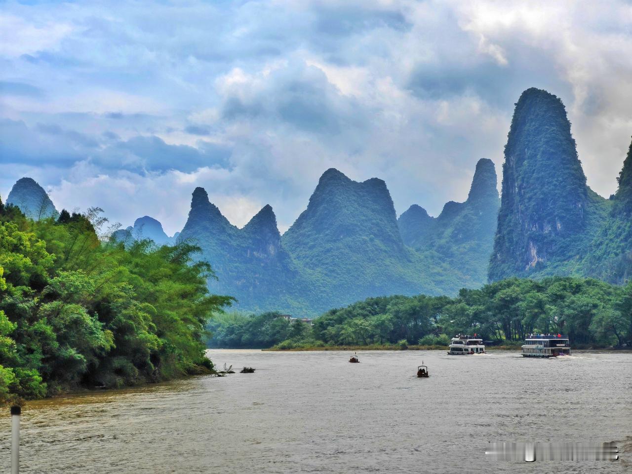 登上桂林到阳朔的游船时，还在下着小雨，细细的，密密的，像是在天地间挂了一层薄薄的