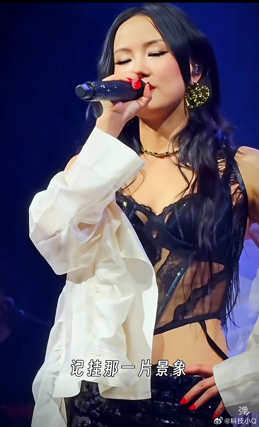 大家都说黄龄唱歌 歌声妖娆但为什么不反感呢？？？或许她的衣品打动了大家吧 